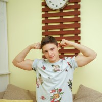 Twink with a butt plug - Picture 1