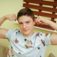 Twink with a butt plug - Picture 2