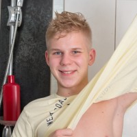 Blonde taking a shower - Picture 1