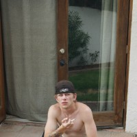 Ian Madrox smokes - Picture 5