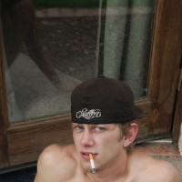 Ian Madrox smokes - Picture 6