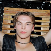 Twink in leather - Picture 6