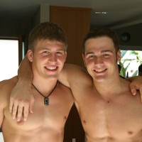 Nice collge dudes - Picture 3