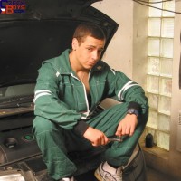 Horny mechanic is getting naked - Picture 2