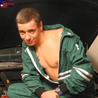 Horny mechanic is getting naked - Picture 3
