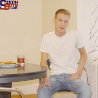 Attractive blond guy - Picture 1