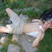 Lovey boy stripping down outdoors - Picture 5