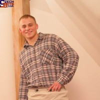 Hot muscle stud posing naked - Picture 1