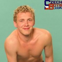 Blond european twink posing naked - Picture 6