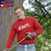 Blond stud posing naked outdoors - Picture 1