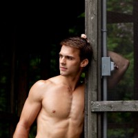 Muscle stud posing outdoors - Picture 9