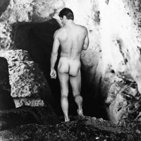 Hot hunk posing naked - Picture 10