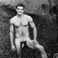 Hot hunk posing naked - Picture 11