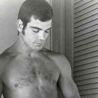 Hot guys poing naked - Picture 9