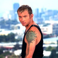 Hot muscle man posing - Picture 8