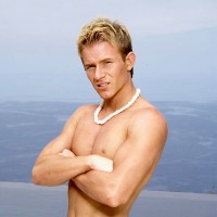 Tory Mason posing outdoors - Picture 6