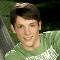 Cute twink posing on a lawn - Picture 1