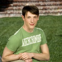 Cute twink posing on a lawn - Picture 2