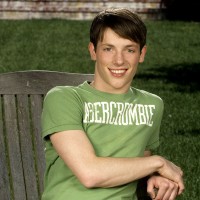 Cute twink posing on a lawn - Picture 7