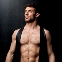 Muscle man in leather - Picture 13