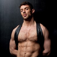 Muscle man in leather - Picture 14