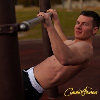 Hot athlete plays with his cock - Picture 1