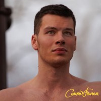 Hot athlete plays with his cock - Picture 3