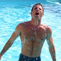 Hot muscle men in a pool - Picture 1