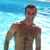 Hot muscle men in a pool - Picture 2