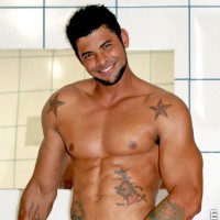 Hot latino muscle stud posing naked - Picture 11