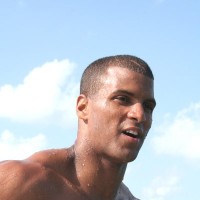 Latin muscle man - Picture 1