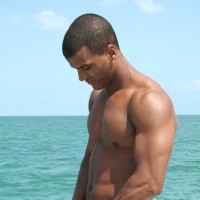 Latin muscle man - Picture 2