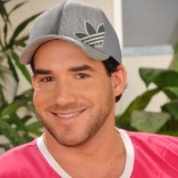 Hot brunette muscle man - Picture 1