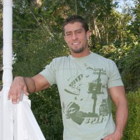 Cody Cummings posing outdoors - Picture 3