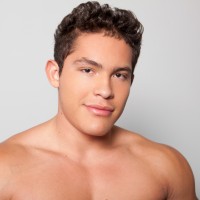 Louis Lee strokes dick - Picture 10