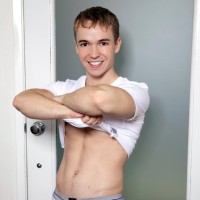 Gabriel shows his cock - Picture 3