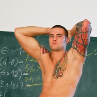 Tattooed guy stripping - Picture 6