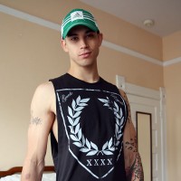 Tattooed stud shows his abs - Picture 9