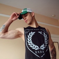 Tattooed stud shows his abs - Picture 10