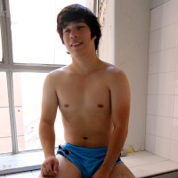 Ryan Kai in the bath tub - Picture 2