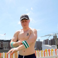 Saxon West posing naked on a roof - Picture 1