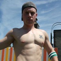 Saxon West posing naked on a roof - Picture 10