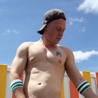 Saxon West posing naked on a roof - Picture 17