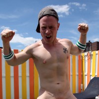 Saxon West posing naked on a roof - Picture 19