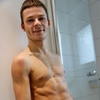 Kevin Babik steamy shower - Picture 2