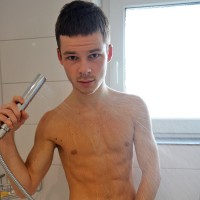 Kevin Babik steamy shower - Picture 8