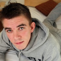 Luke Piper wanks on camera - Picture 1