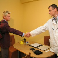 Doctor inspects a boys tight foreskin - Picture 3