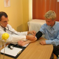 Doctor inspects a boys tight foreskin - Picture 4
