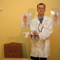 Doctor inspects a boys tight foreskin - Picture 9